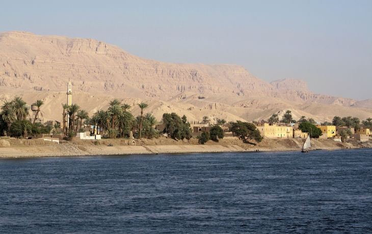 Berge am Nilufer in Ägypten