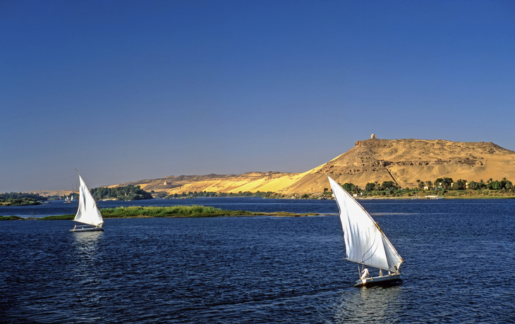 2 Feluken auf dem Nil vor Assuan in Ägypten