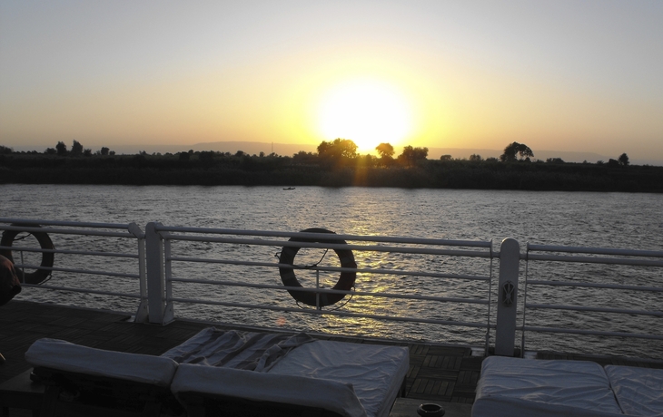 Blick von einem Schiff auf den Sonnenuntergang über dem Nil in Ägypten