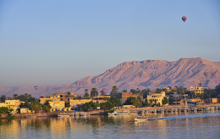 Blick über den Nil auf Luxor und das Tal der Könige in Ägypten