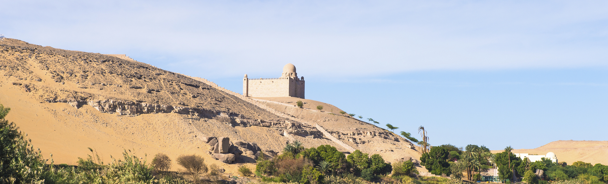 Blick über den Nil auf das Aga Khan Mausoleum in Ägypten