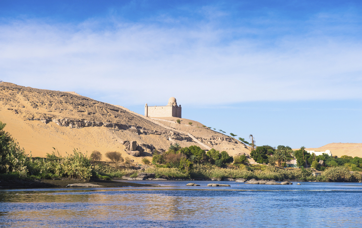 Blick über den Nil auf das Aga Khan Mausoleum in Ägypten