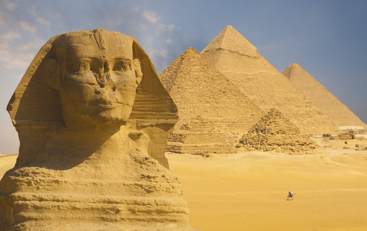 Sphinx Statue vor den Pyramiden von Gizeh in Ägypten