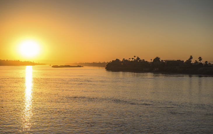 Sonnenuntergang über dem Nil in Ägypten