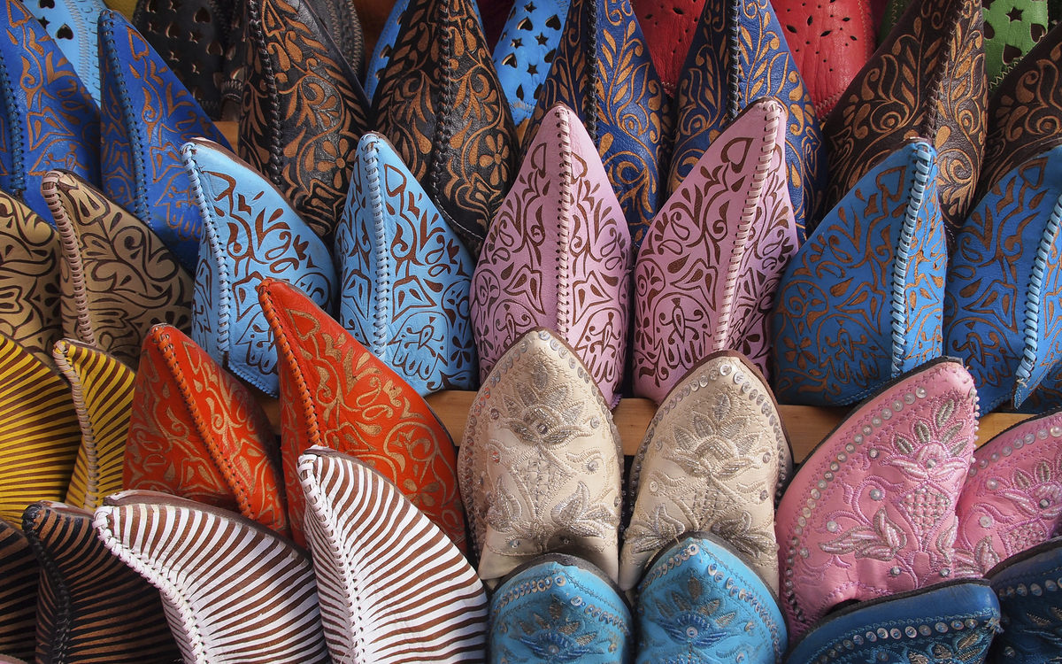 Schuhe auf einem Bazar, Marokko