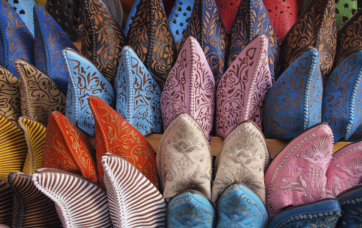 Schuhe auf einem Bazar, Marokko