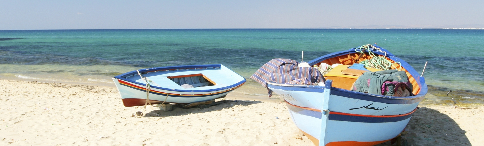 Boote am Strand von Tunesien