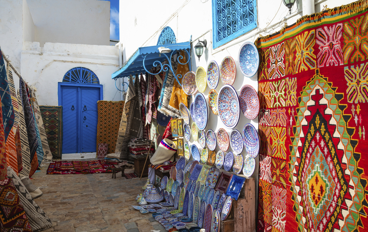 Teppiche beim Strassenhandel in Sidi Bou Said, Tunesien