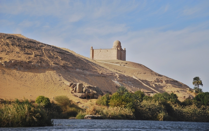 Mausoleum von Aga Khan aus der Ferne in Ägypten