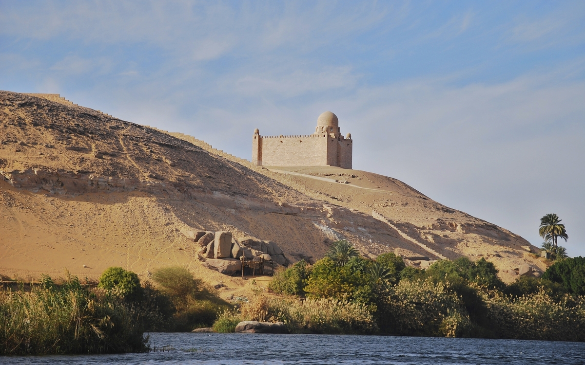 Mausoleum von Aga Khan aus der Ferne in Ägypten