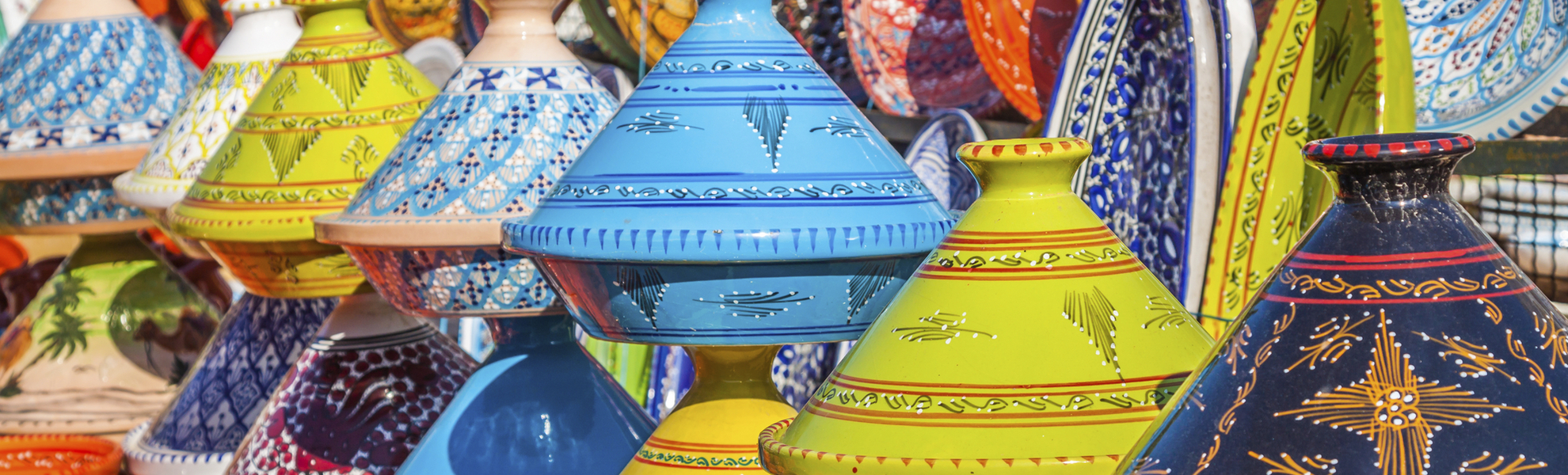 Töpferwaren auf einem Markt, Marokko