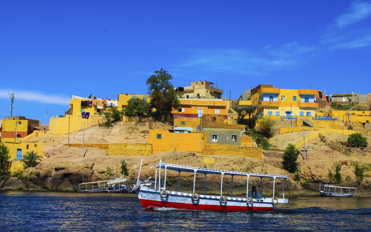 Blick vom Nil auf das Nubische Dorf in Ägypten