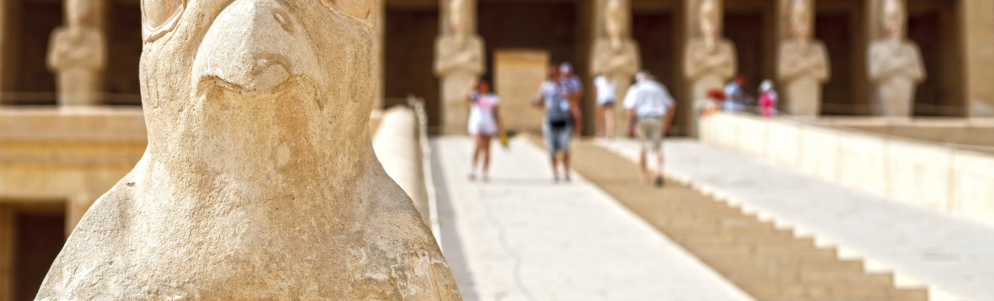 Totentempel der Hatschepsut in Ägypten mit einer Statue eines Vogels im Vordergrund