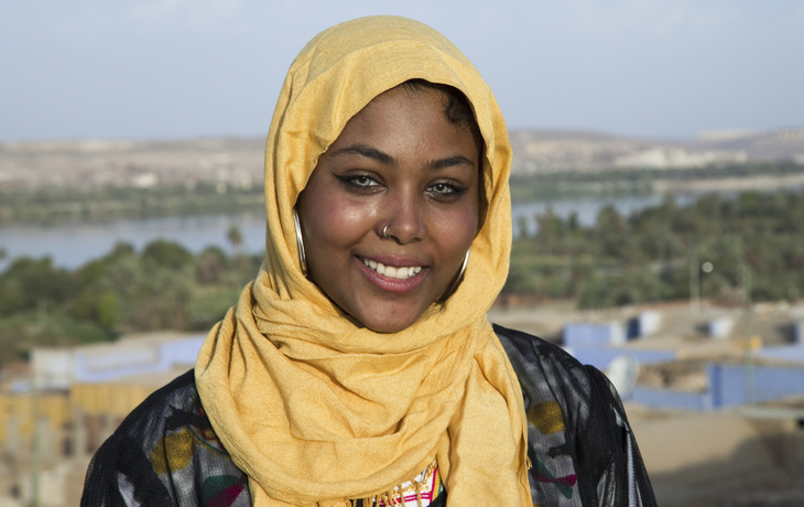 Frau im nubischen Dorf, Ägypten