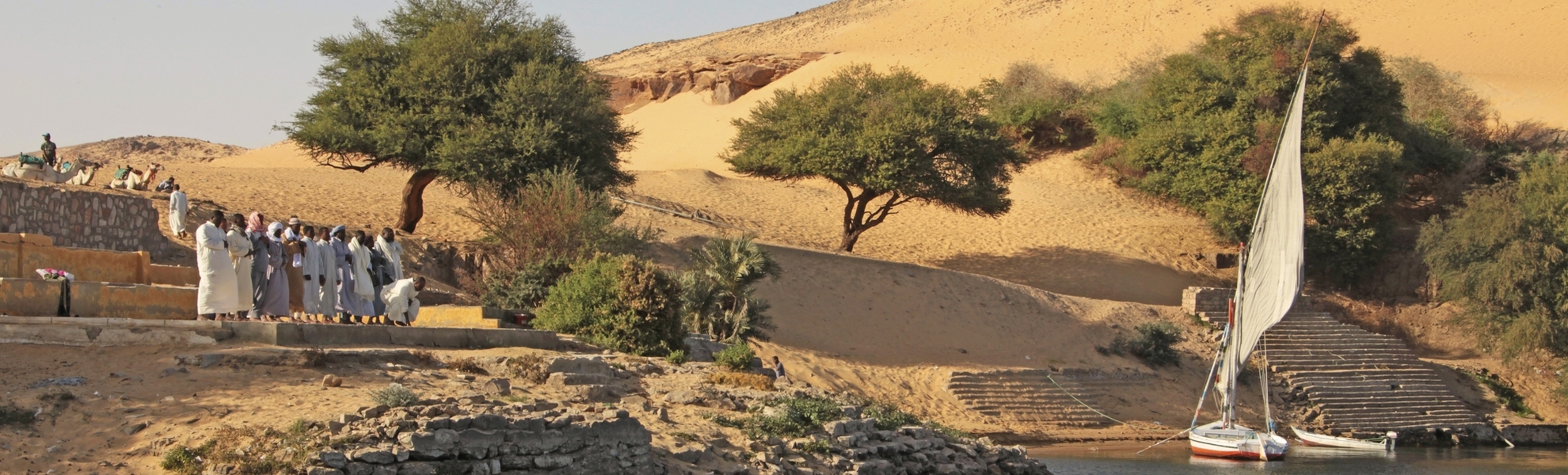 Feluke am Nilufer vor Nillandschaft in Ägypten