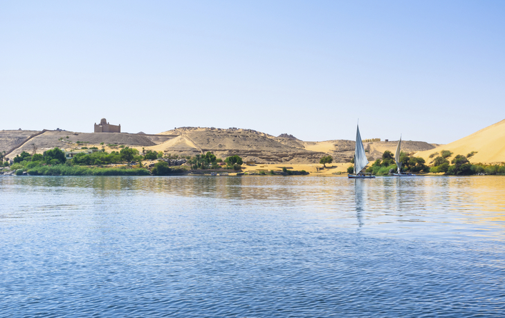 Blick über den Nil auf das Aga Khan Mausoleum in Ägypten