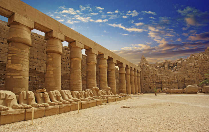 Ruinen vom Obelisk Tempel während des Sonnenuntergangs in Luxor, Ägypten