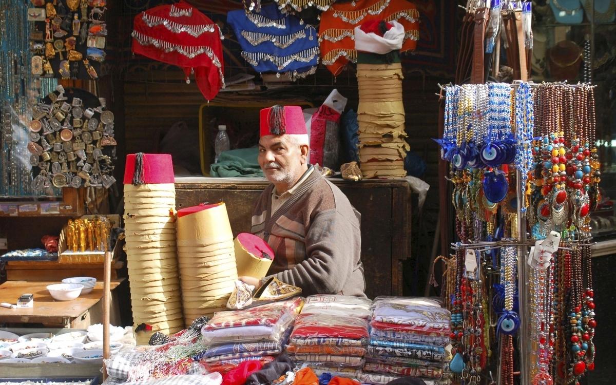 Hutverkäufer auf einem Markt in Ägypten