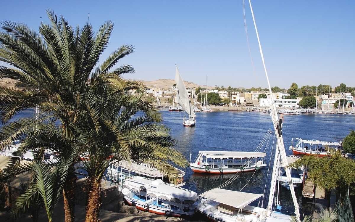 Blick auf Schiffe am Nilufer in Ägypten
