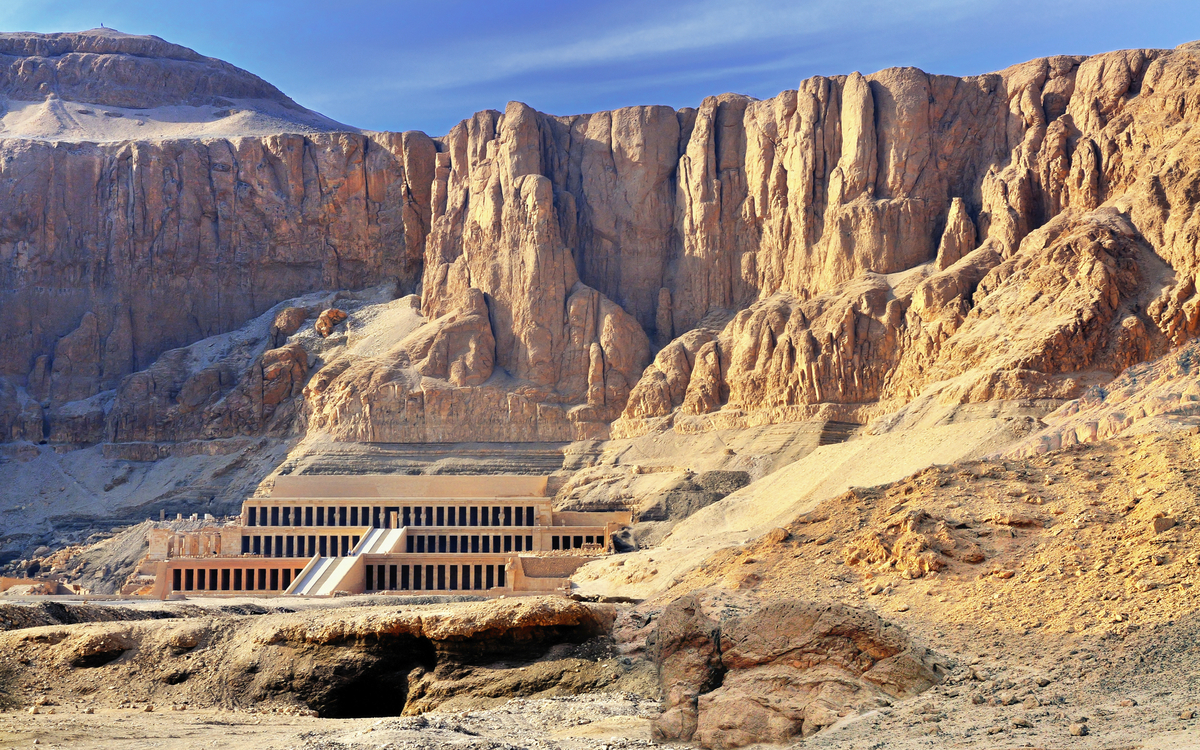 Blick von oben auf den Totentempel der Hatschepsut in Ägypten