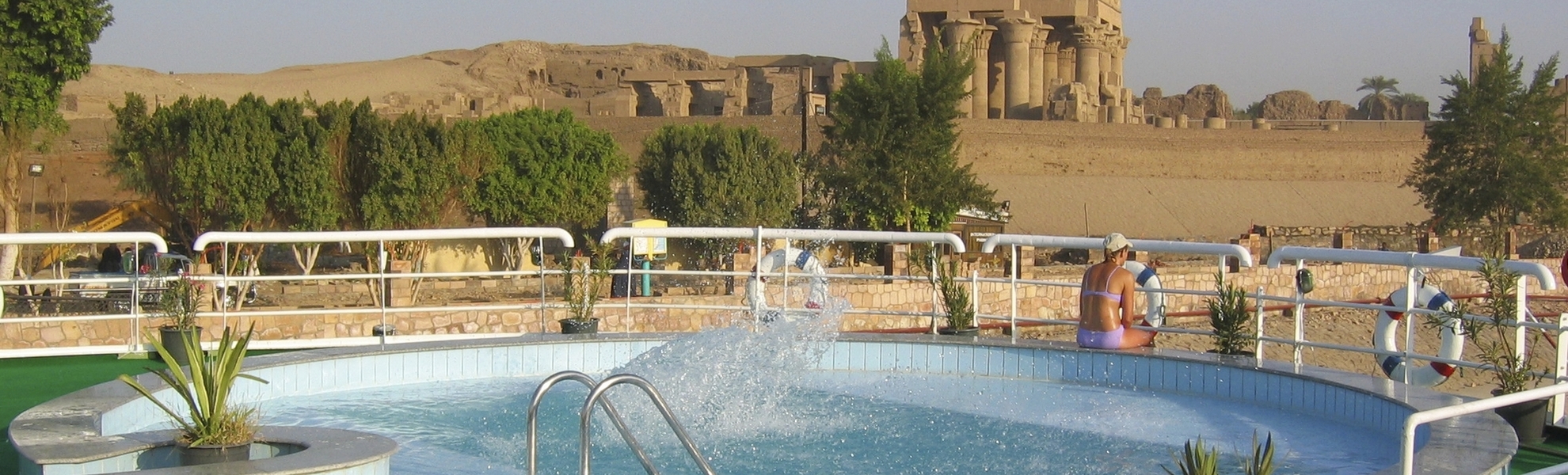 Poolbeispiel Nilschiff mit Blick auf Kom Ombo