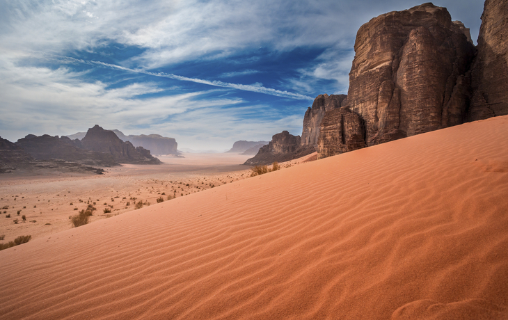 Geschütze Wüstenwildnis Wadi Rum mit den beeindruckenden Sandsteinbergen, Jordanien