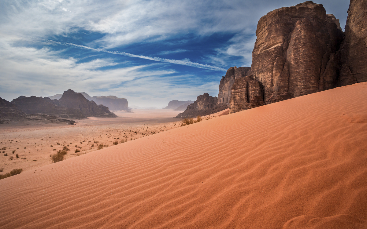 Geschütze Wüstenwildnis Wadi Rum mit den beeindruckenden Sandsteinbergen, Jordanien