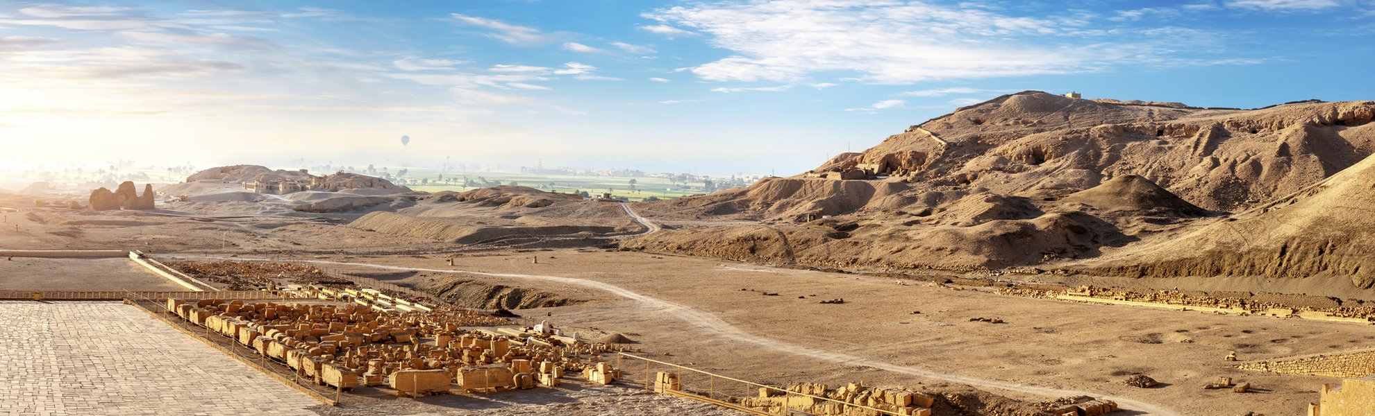 Totentempel der Hatschepsut Blick auf das Gebirge, Aegypten