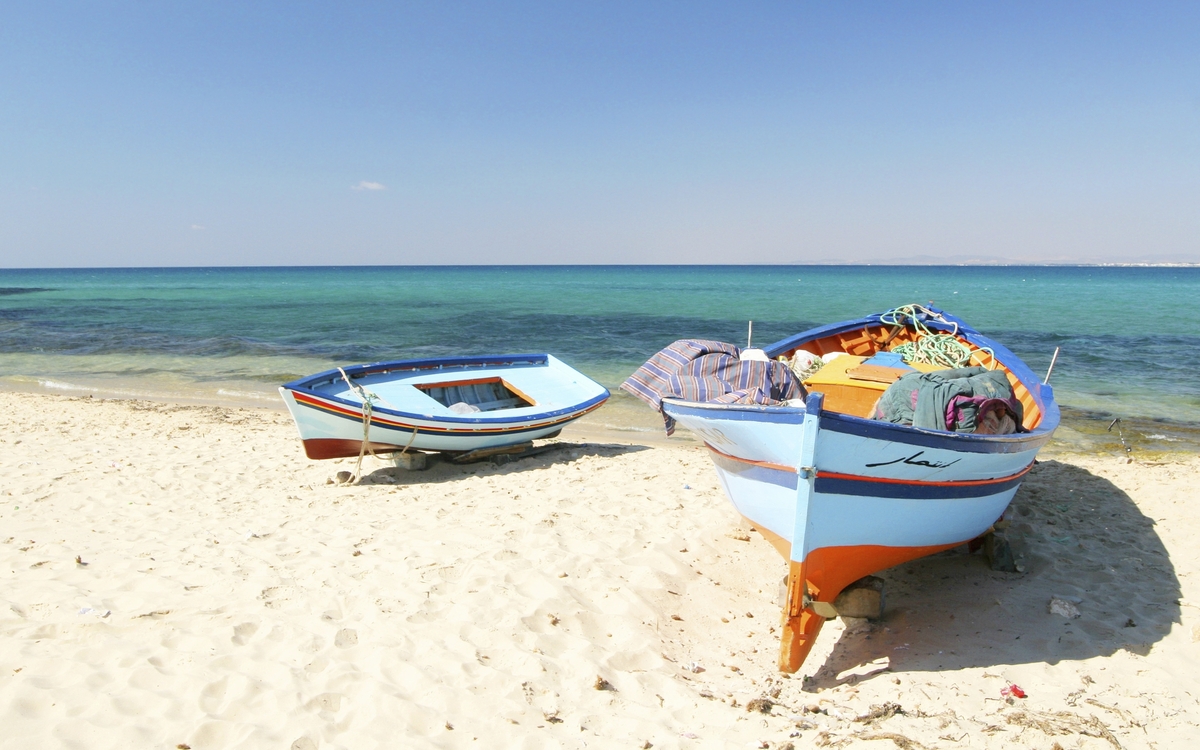 Boote am Strand von Tunesien