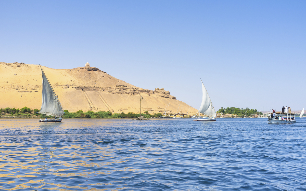 2 Feluken auf dem Nil vor Gebirge in Ägypten