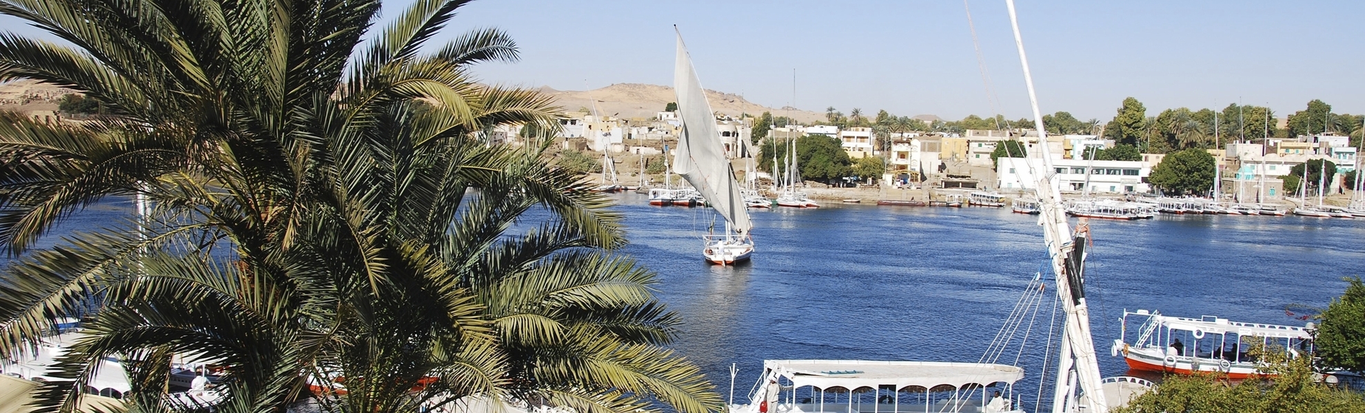 Blick auf Schiffe am Nilufer in Ägypten