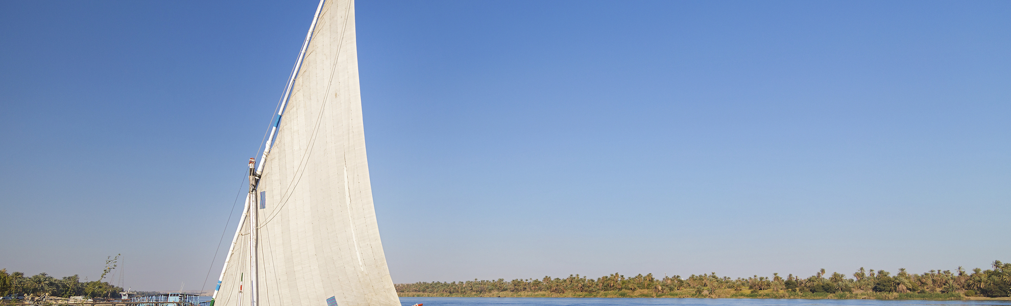 Feluke am Nilufer in Ägypten