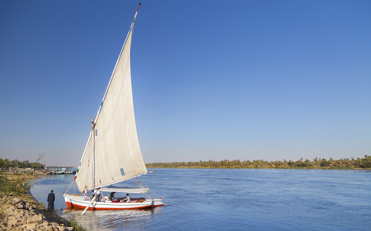 Feluke am Nilufer in Ägypten