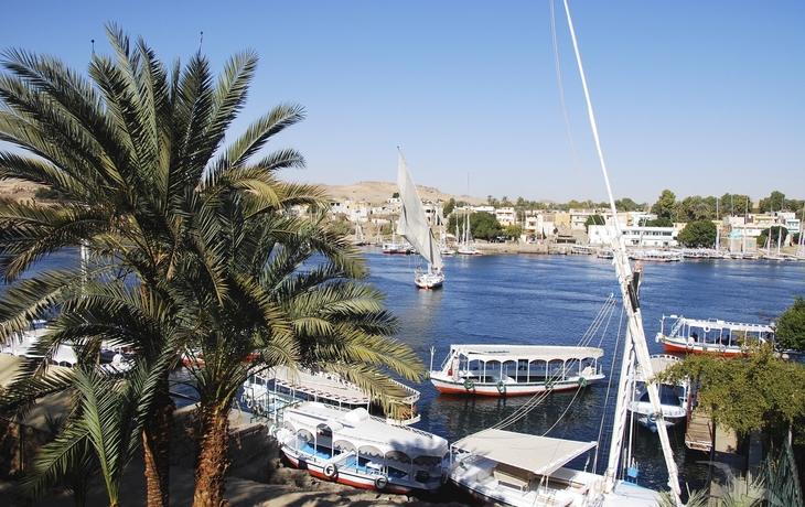 Blick auf Schiffe am Nilufer in Ägypten