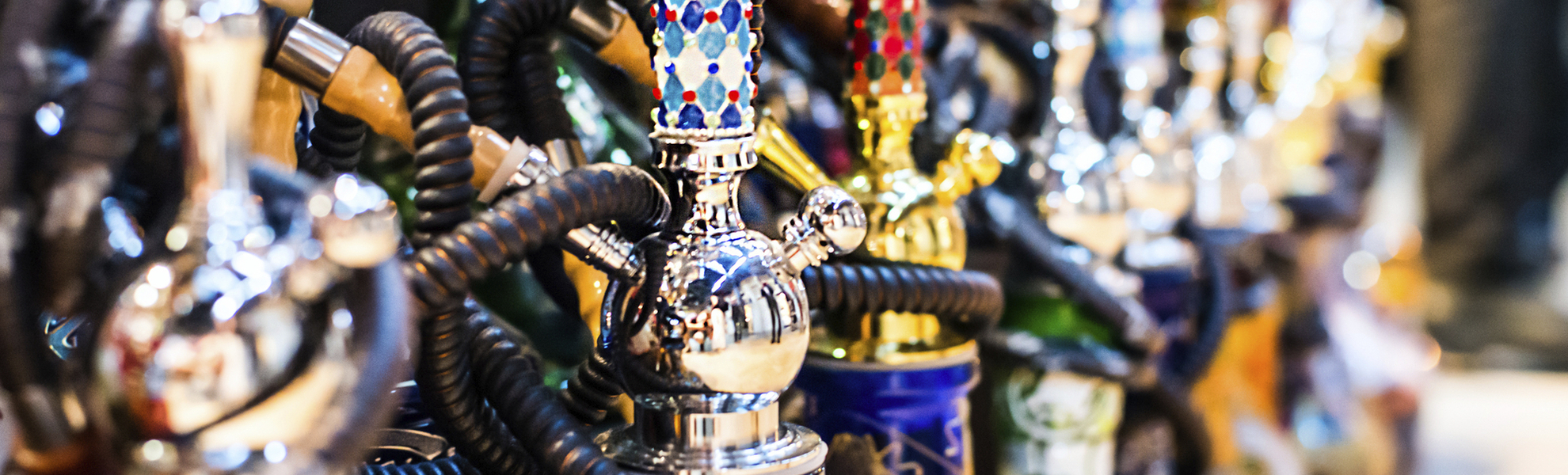 Aneinandergereihte bunte Shishas in Ägypten
