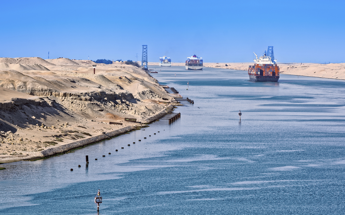 Schiffe auf dem Sueskanal in Ägypten