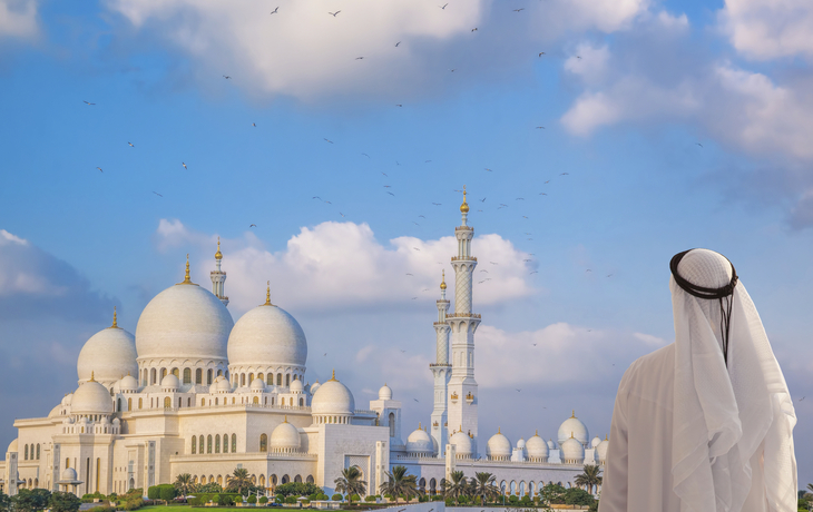 Mann bestaunt die Scheich Zayid Moschee in Abu Dhabi, V. A. Emirate