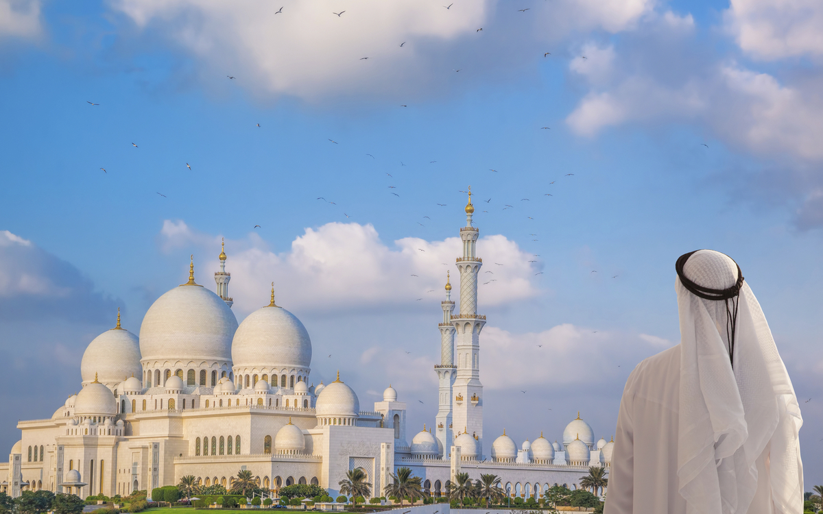 Mann bestaunt die Scheich Zayid Moschee in Abu Dhabi, V. A. Emirate