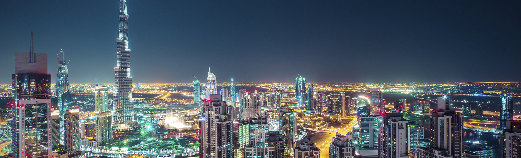 Panoramablick auf Dubai bei Nacht, V. A. Emirate