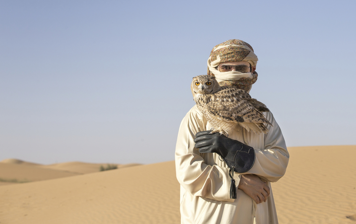 Araber mit seiner Eule in der Wüste, V. A. Emirate