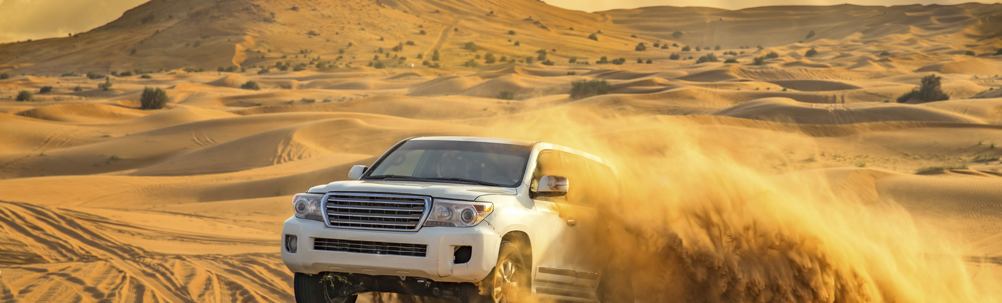 Geländewagen durch die Wüste Dubais, V. A. Emirate