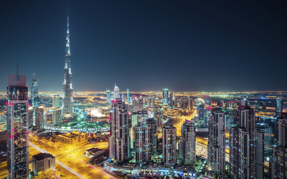 Panoramablick auf Dubai bei Nacht, V. A. Emirate