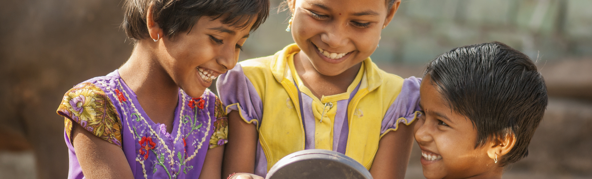 Indische Kinder mit Spiegel