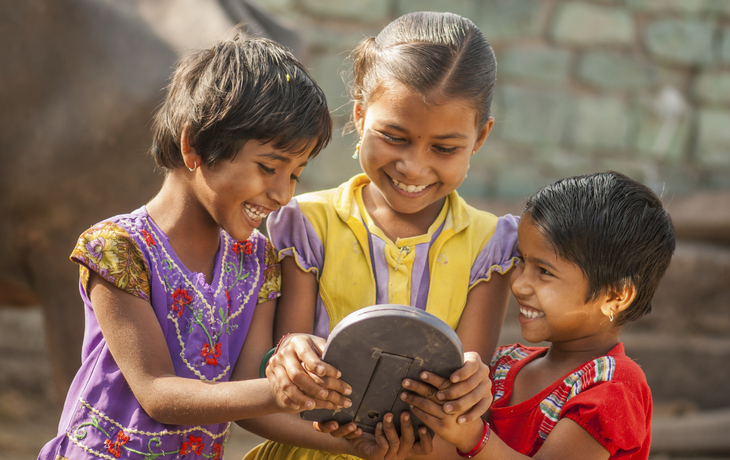 Indische Kinder mit Spiegel