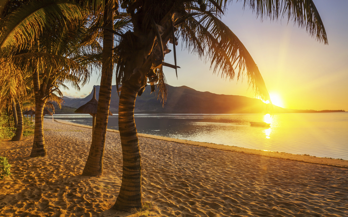 traumhafter Sonnenuntergang am Strand von Mauritius