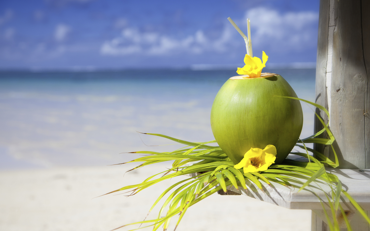 Kokusnussmilch am Strand von Mauritius