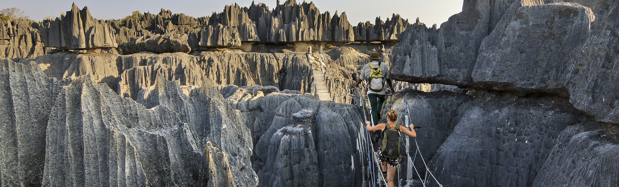 Hängebrücke über ein Tal der Roten Tsingy