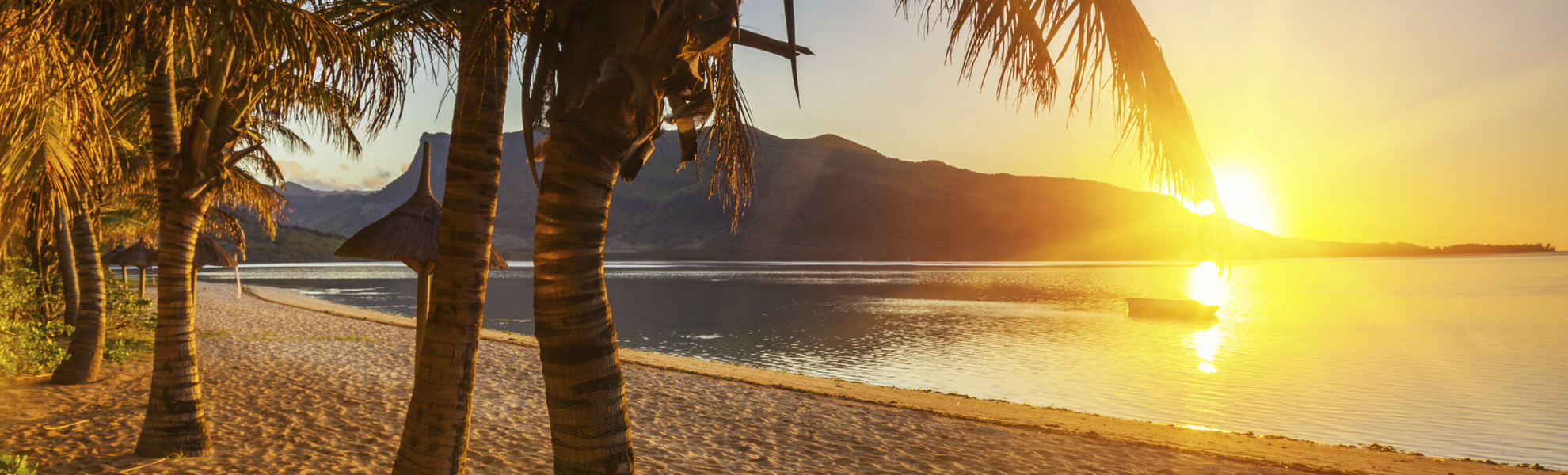 traumhafter Sonnenuntergang am Strand von Mauritius