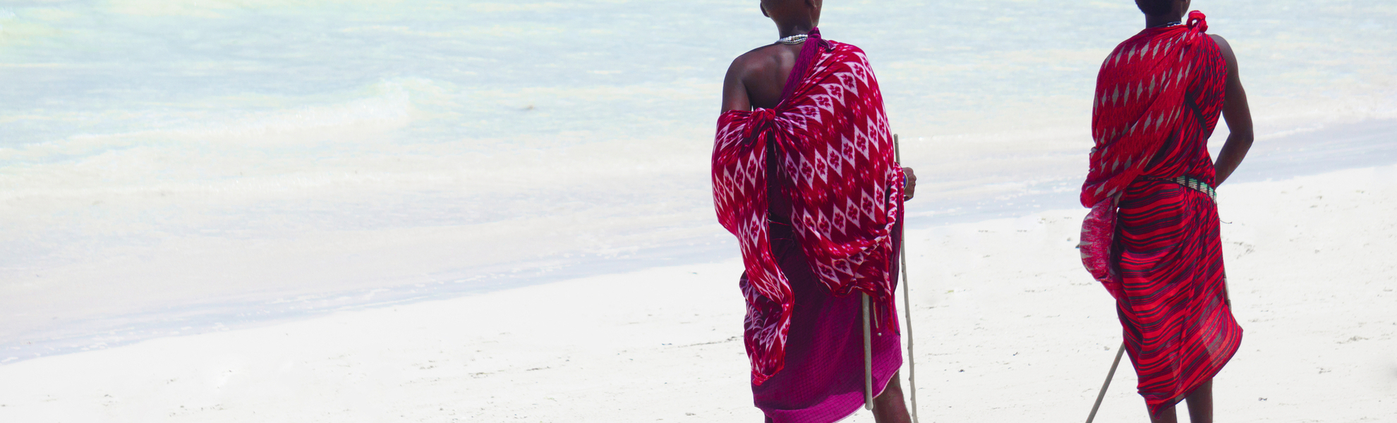 Einheimische am Strand der Hauptinsel Sansibar des tansanischen Sansibar-Archipel. Tansania