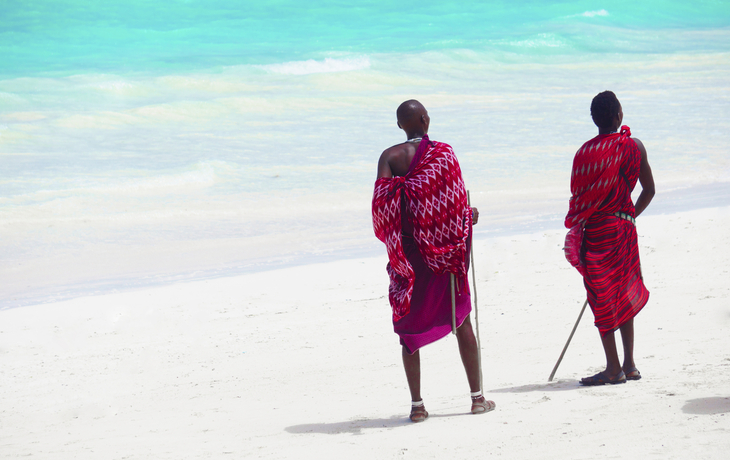 Einheimische am Strand der Hauptinsel Sansibar des tansanischen Sansibar-Archipel. Tansania